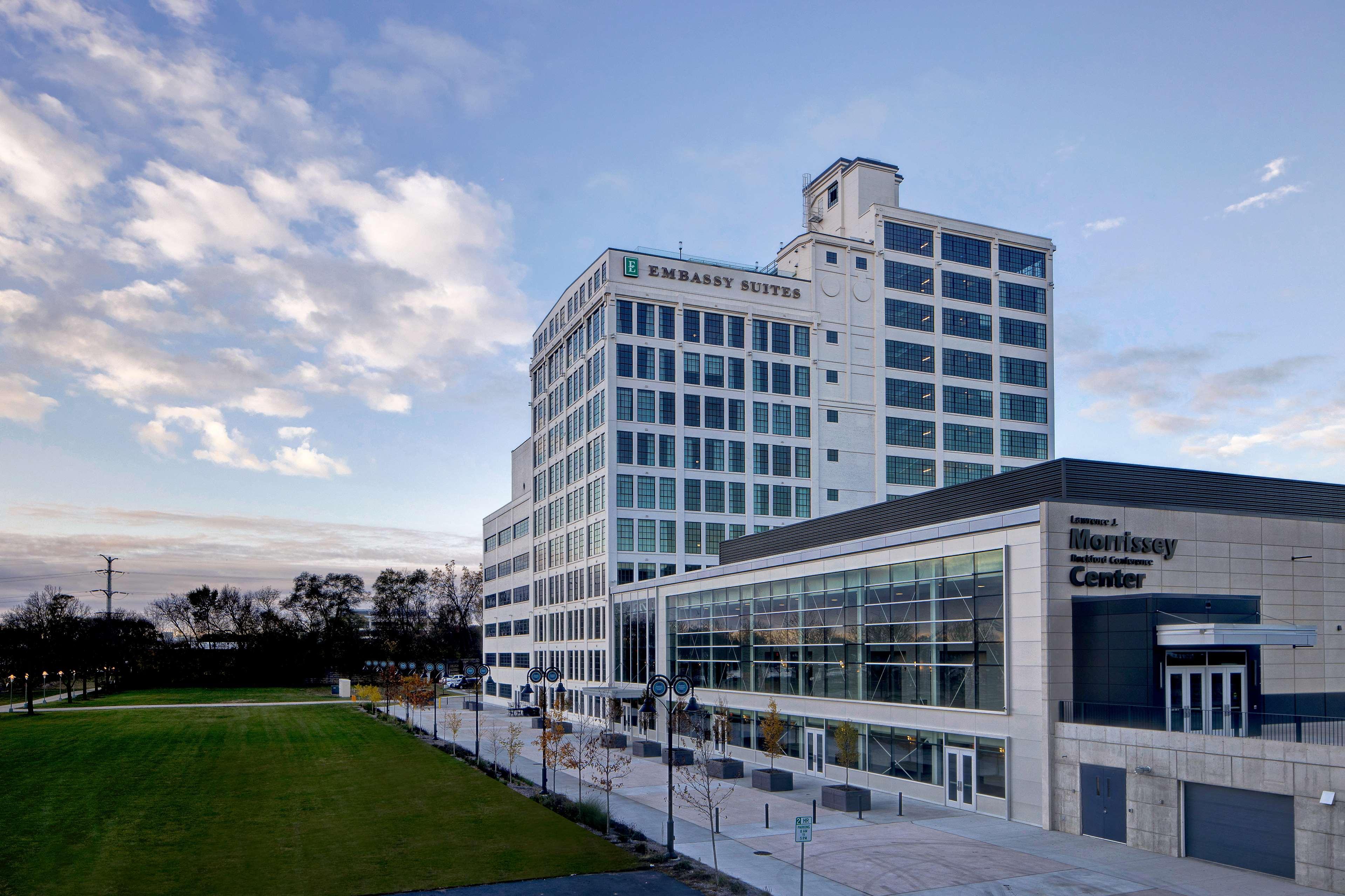 Embassy Suites By Hilton Rockford Riverfront Exterior foto